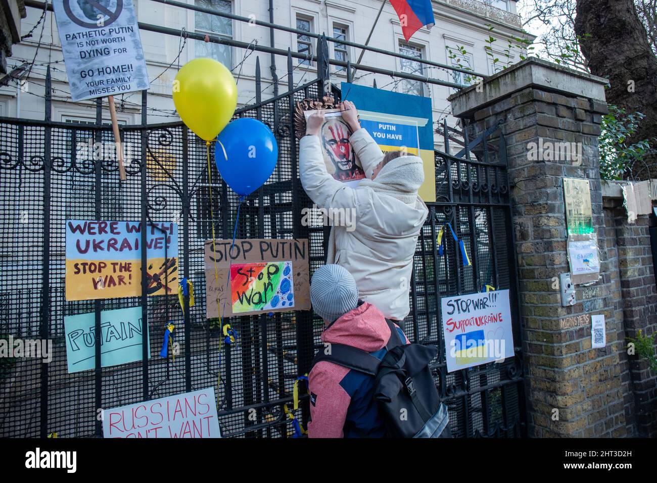 LONDON, FEBRUAR 26 2022 Pro-ukrainische Demonstranten protestieren vor der russischen Botschaft gegen die russische Invasion in der Ukraine. Stockfoto