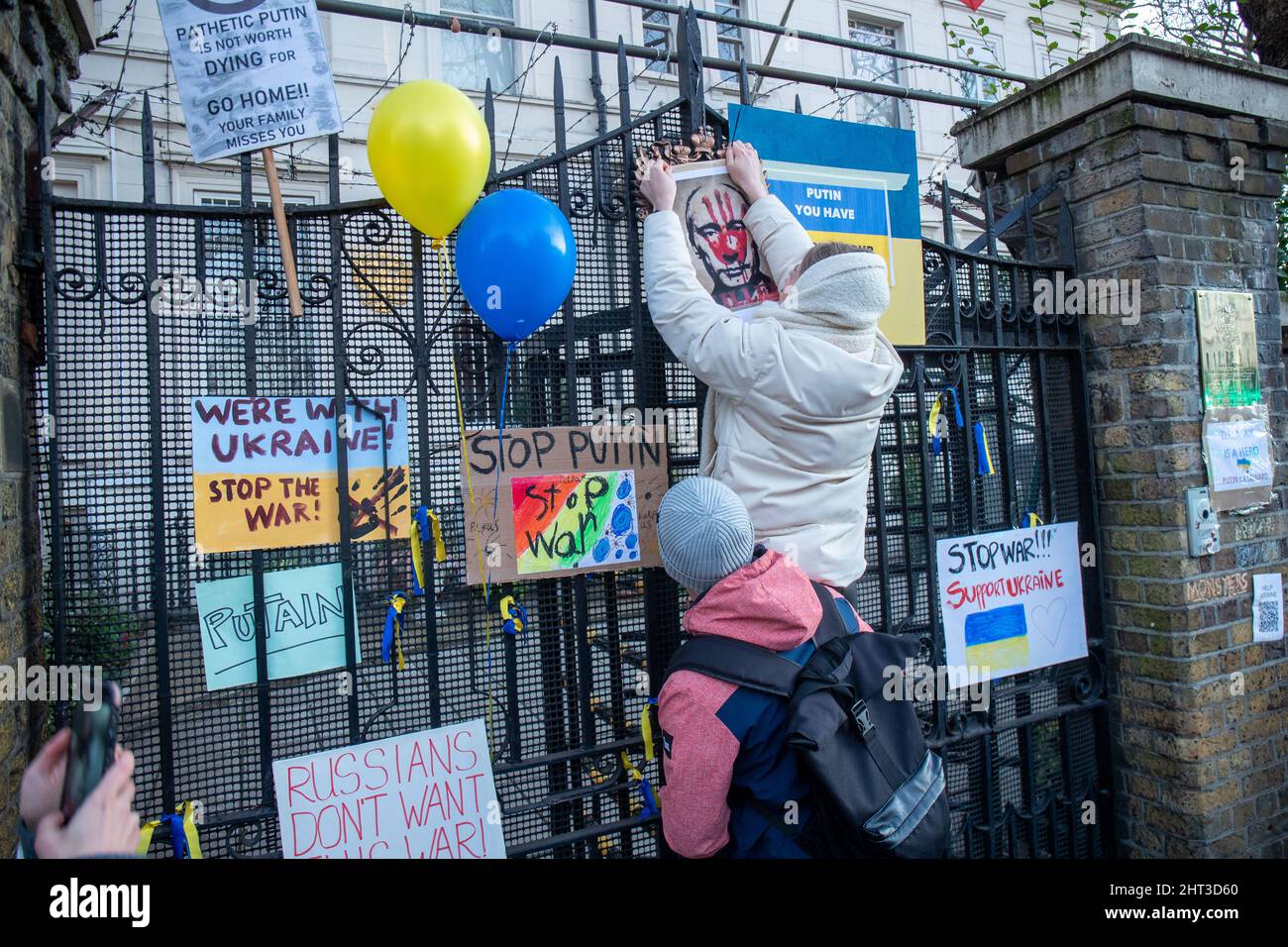 LONDON, FEBRUAR 26 2022 Pro-ukrainische Demonstranten protestieren vor der russischen Botschaft gegen die russische Invasion in der Ukraine. Stockfoto