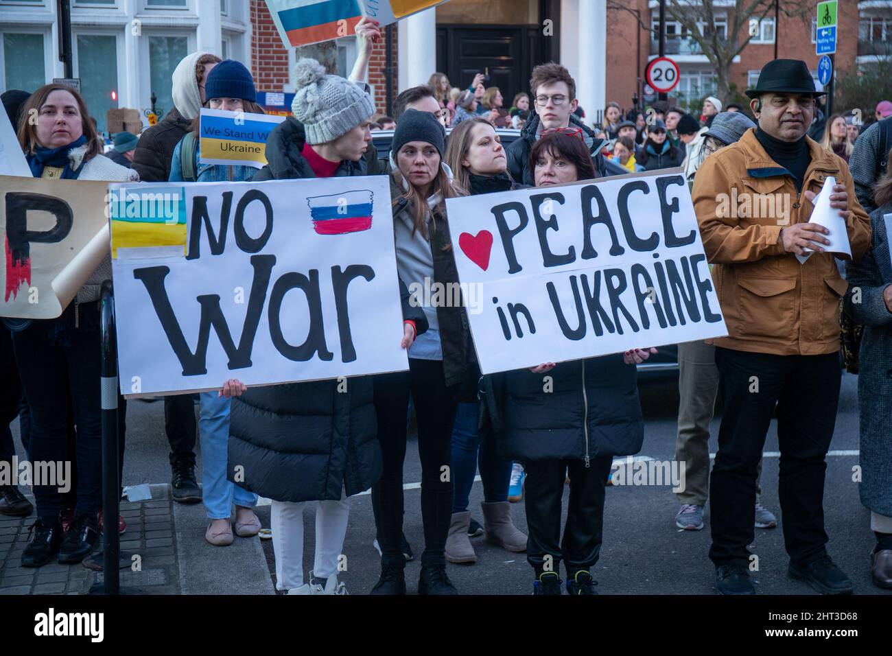 LONDON, FEBRUAR 26 2022 Pro-ukrainische Demonstranten protestieren vor der russischen Botschaft gegen die russische Invasion in der Ukraine. Stockfoto