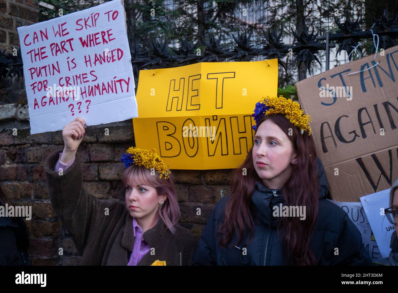 LONDON, FEBRUAR 26 2022 Pro-ukrainische Demonstranten protestieren vor der russischen Botschaft gegen die russische Invasion in der Ukraine. Stockfoto