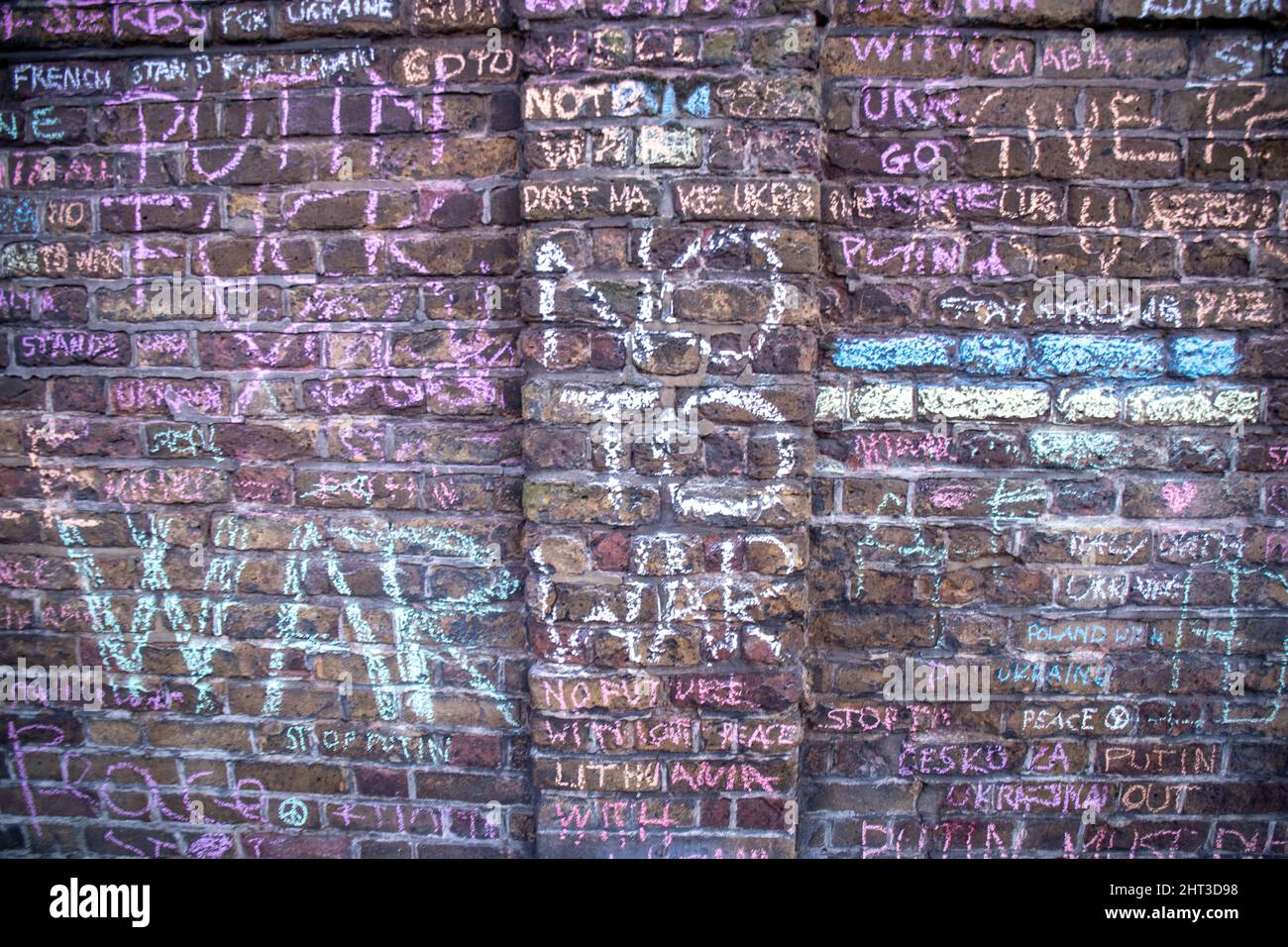LONDON, FEBRUAR 26 2022 Pro-ukrainische Demonstranten protestieren vor der russischen Botschaft gegen die russische Invasion in der Ukraine. Stockfoto
