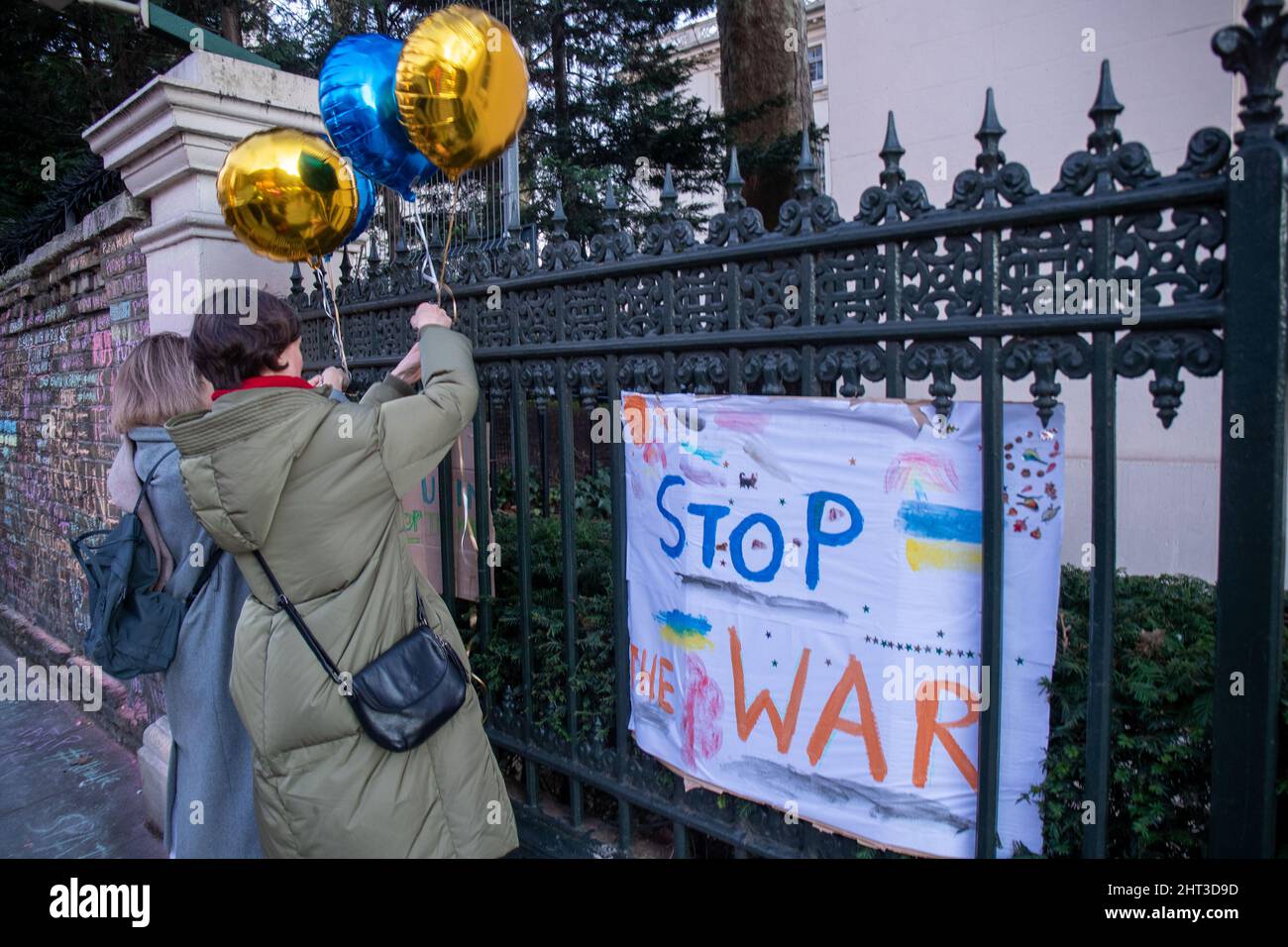 LONDON, FEBRUAR 26 2022 Pro-ukrainische Demonstranten protestieren vor der russischen Botschaft gegen die russische Invasion in der Ukraine. Stockfoto