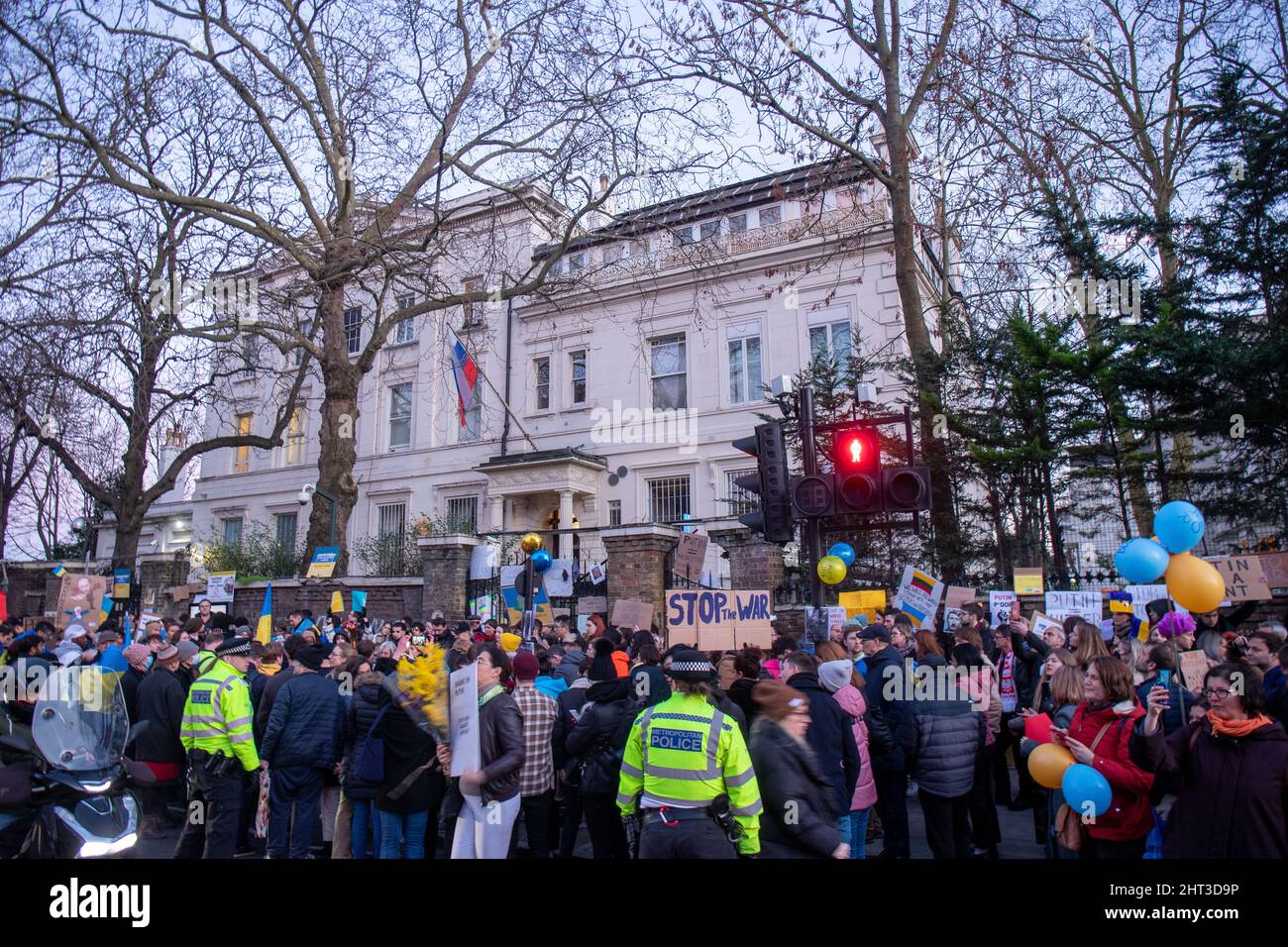 LONDON, FEBRUAR 26 2022 Pro-ukrainische Demonstranten protestieren vor der russischen Botschaft gegen die russische Invasion in der Ukraine. Stockfoto