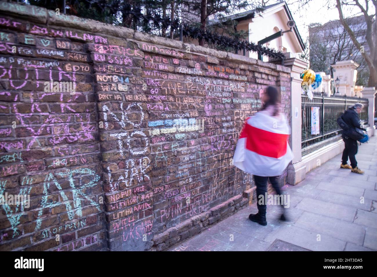 LONDON, FEBRUAR 26 2022 Pro-ukrainische Demonstranten protestieren vor der russischen Botschaft gegen die russische Invasion in der Ukraine. Stockfoto