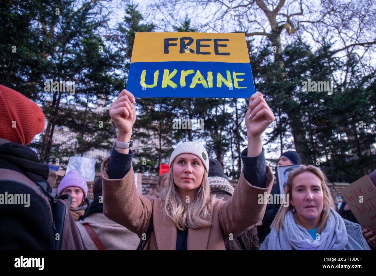 LONDON, FEBRUAR 26 2022 Pro-ukrainische Demonstranten protestieren vor der russischen Botschaft gegen die russische Invasion in der Ukraine. Stockfoto