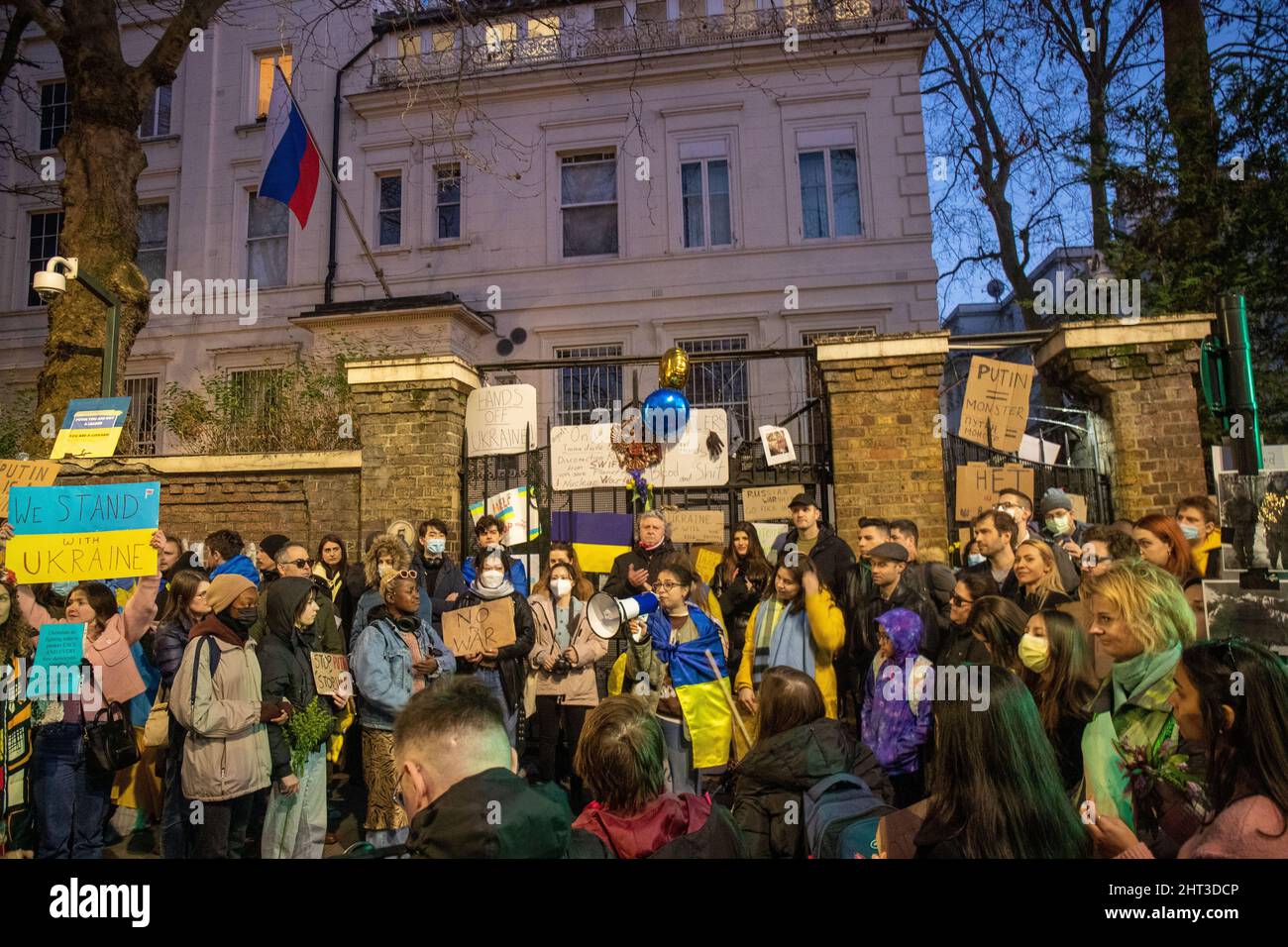 LONDON, FEBRUAR 26 2022 Pro-ukrainische Demonstranten protestieren vor der russischen Botschaft gegen die russische Invasion in der Ukraine. Stockfoto