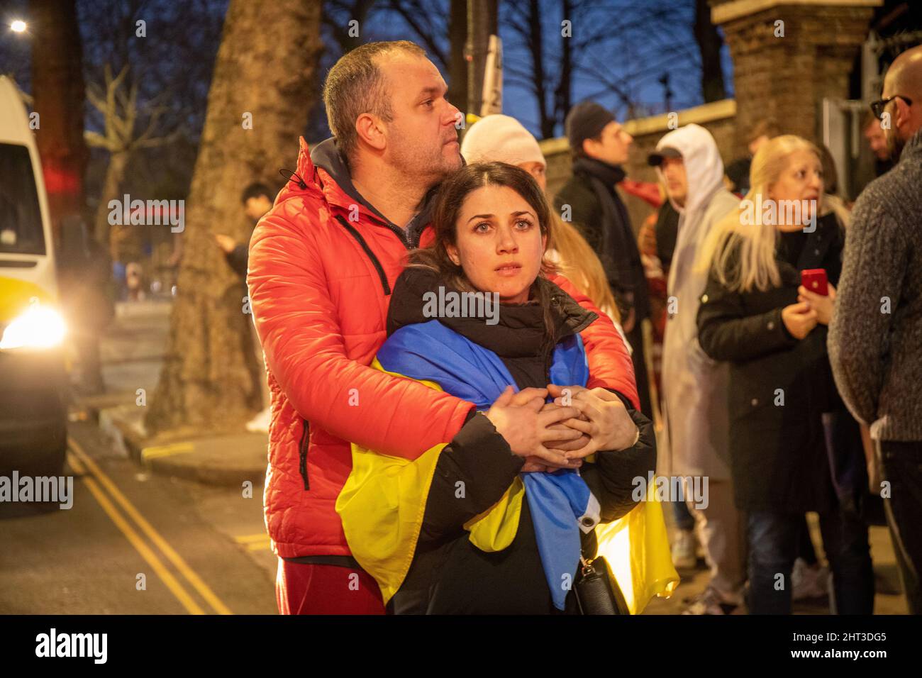 LONDON, FEBRUAR 26 2022 Pro-ukrainische Demonstranten protestieren vor der russischen Botschaft gegen die russische Invasion in der Ukraine. Stockfoto