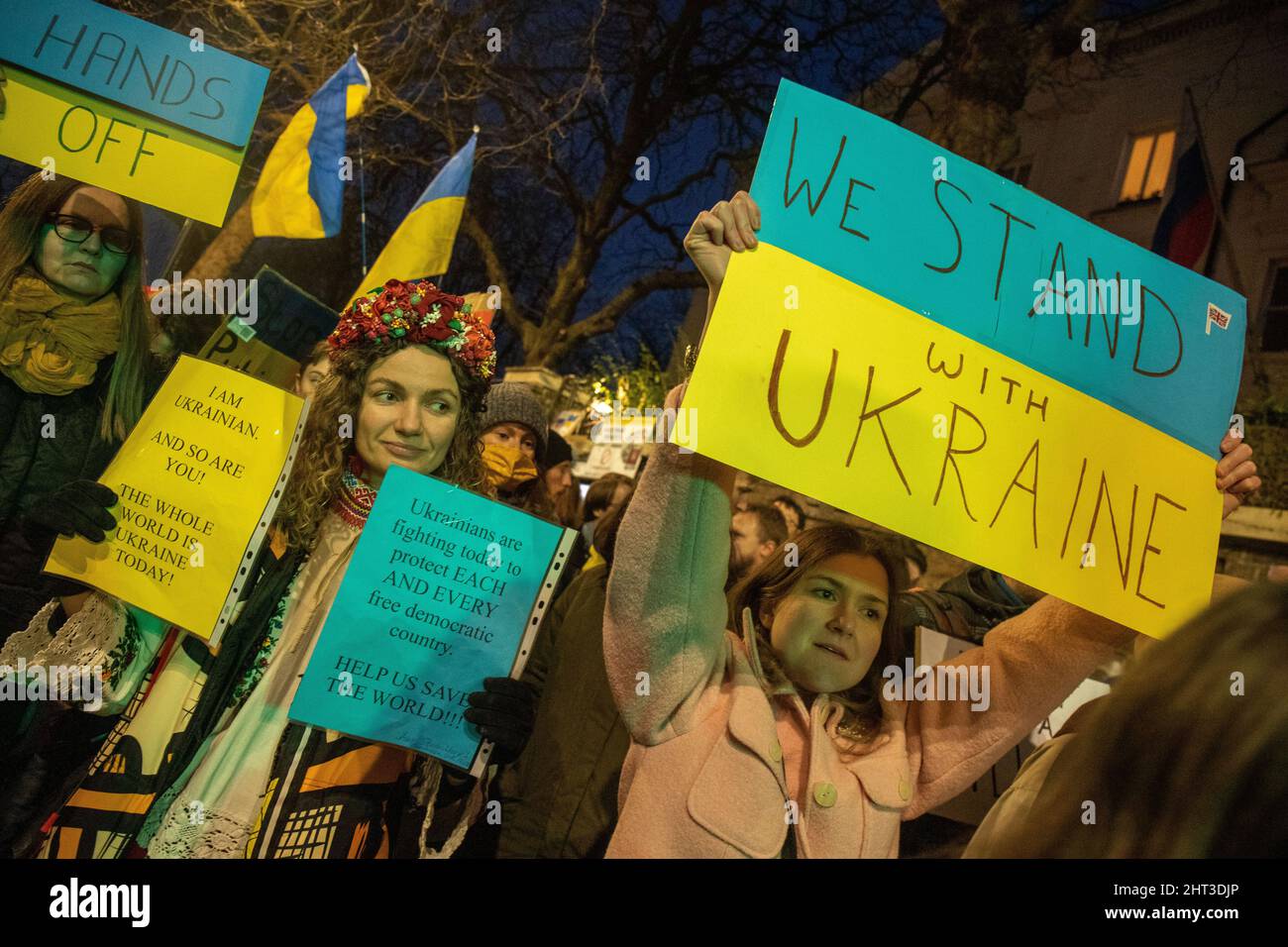 LONDON, FEBRUAR 26 2022 Pro-ukrainische Demonstranten protestieren vor der russischen Botschaft gegen die russische Invasion in der Ukraine. Stockfoto