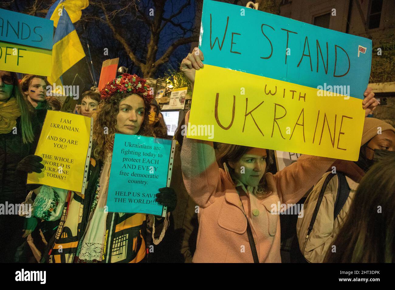 LONDON, FEBRUAR 26 2022 Pro-ukrainische Demonstranten protestieren vor der russischen Botschaft gegen die russische Invasion in der Ukraine. Stockfoto