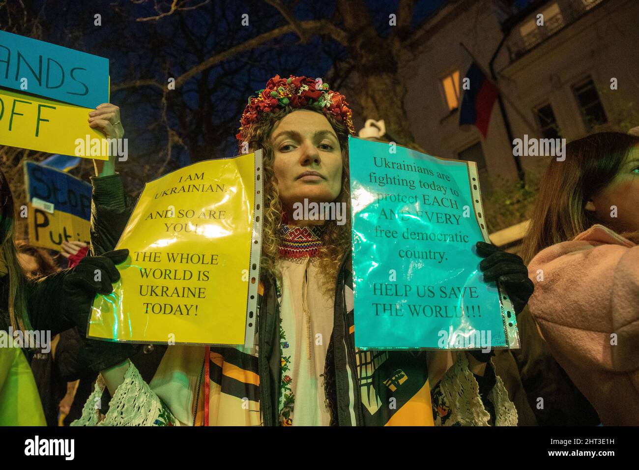 LONDON, FEBRUAR 26 2022 Pro-ukrainische Demonstranten protestieren vor der russischen Botschaft gegen die russische Invasion in der Ukraine. Stockfoto