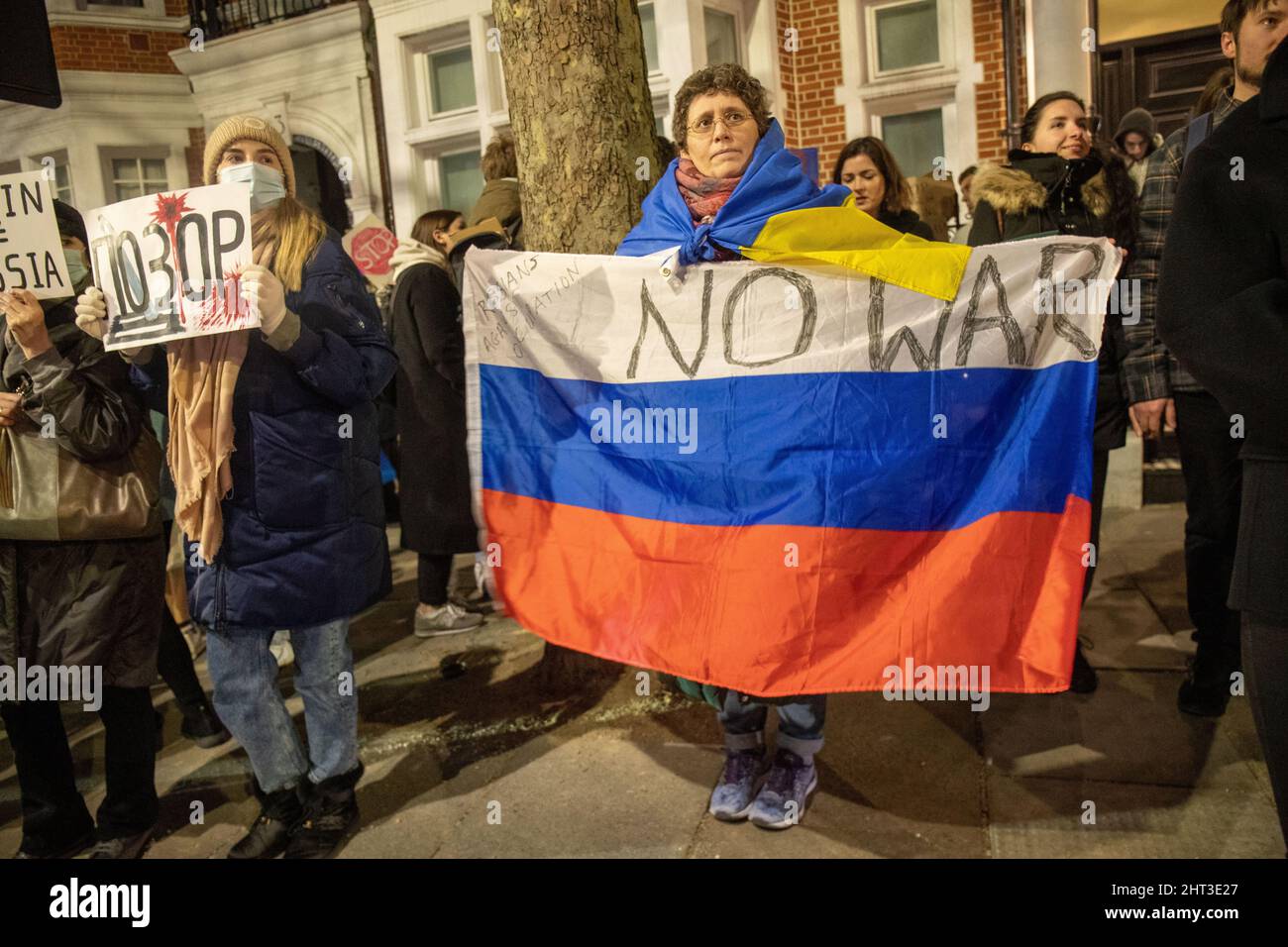 LONDON, FEBRUAR 26 2022 Pro-ukrainische Demonstranten protestieren vor der russischen Botschaft gegen die russische Invasion in der Ukraine. Stockfoto