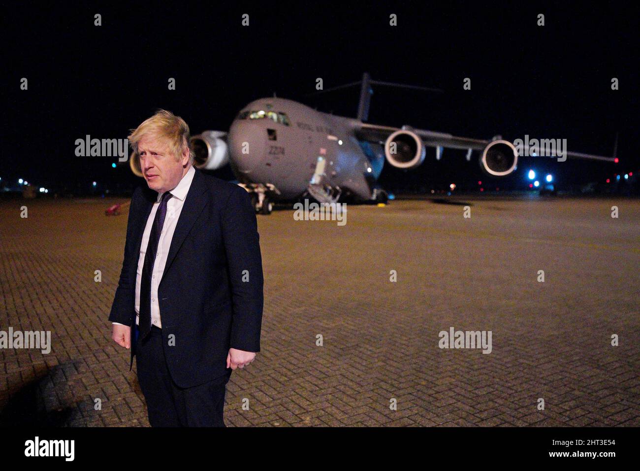 Premierminister Boris Johnson trifft Militärangehöriger der RAF Brize Norton in Oxfordshire, um ihnen für ihre fortwährende Arbeit zu danken, die die militärische Unterstützung der Ukraine und der NATO erleichtert hat. Großbritannien hat zugesagt, weiterhin Waffen an das umkämpfte Militär der Ukraine zu liefern, während die Kämpfe mit russischen Truppen den Rand der Hauptstadt Kiew erreichten. Bilddatum: Samstag, 26. Februar 2022. Stockfoto