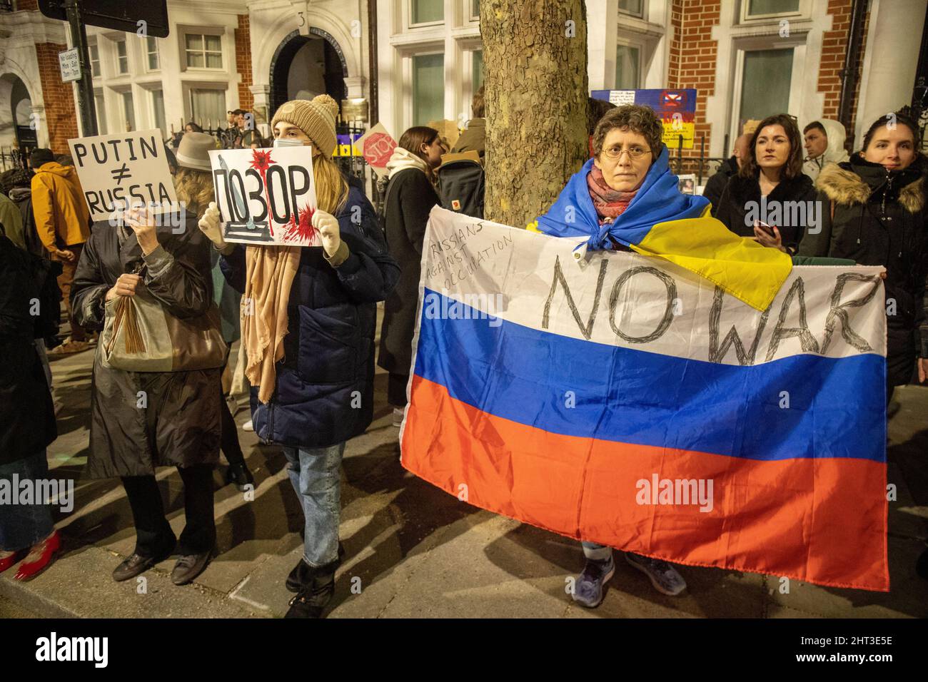 LONDON, FEBRUAR 26 2022 Pro-ukrainische Demonstranten protestieren vor der russischen Botschaft gegen die russische Invasion in der Ukraine. Stockfoto
