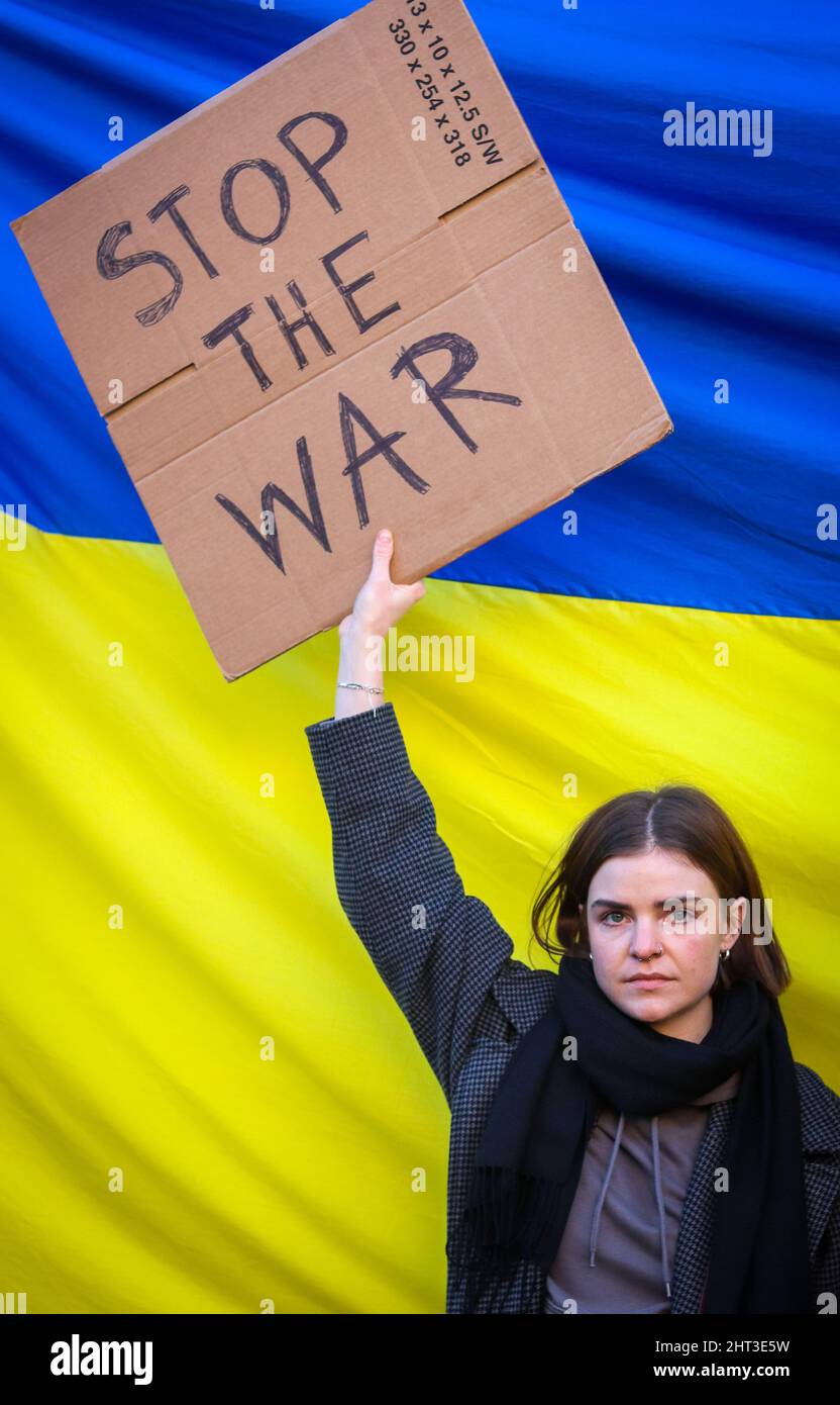 LONDON, FEBRUAR 26 2022 Pro-ukrainische Demonstranten protestieren gegen die russische Invasion in der Ukraine im Londoner Whitehall Stockfoto