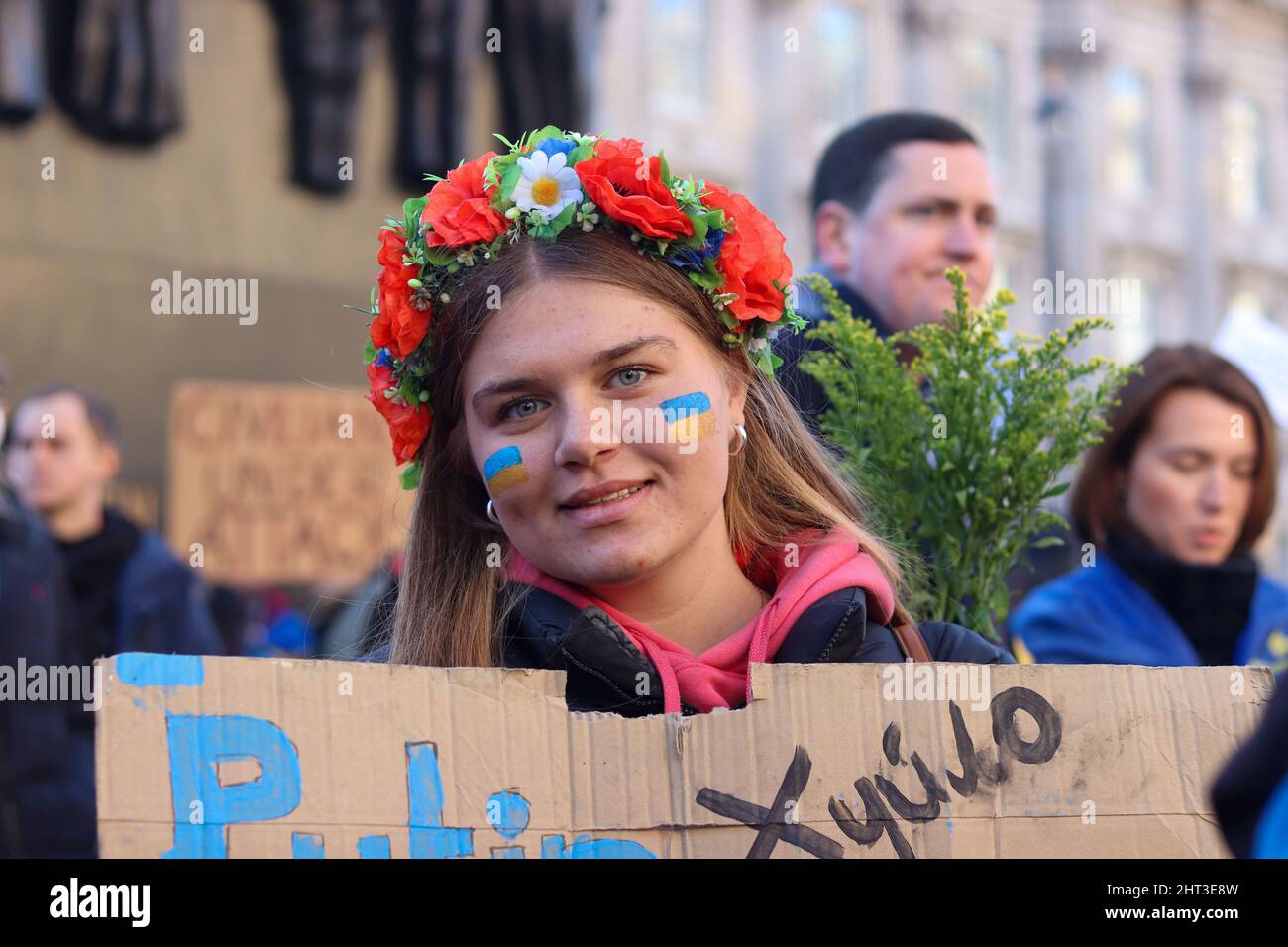 LONDON, FEBRUAR 26 2022 Pro-ukrainische Demonstranten protestieren gegen die russische Invasion in der Ukraine im Londoner Whitehall Stockfoto