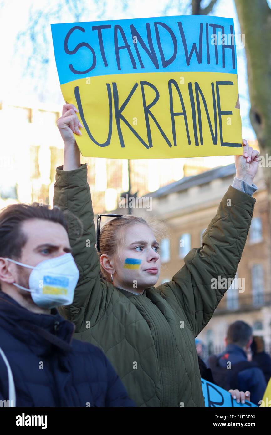 LONDON, FEBRUAR 26 2022 Pro-ukrainische Demonstranten protestieren gegen die russische Invasion in der Ukraine im Londoner Whitehall Stockfoto