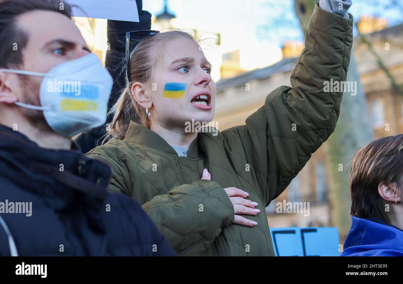 LONDON, FEBRUAR 26 2022 Pro-ukrainische Demonstranten protestieren gegen Russlands Invasion der Ukraine im Londoner Whitehall Stockfoto