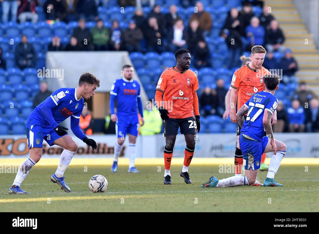 COLCHESTER, GROSSBRITANNIEN. FEB 26. Davis Keillor-Dunn von Oldham Athletic vertuschelt sich mit Cameron Coxe von Colchester United während des Sky Bet League 2-Spiels zwischen Colchester United und Oldham Athletic am Samstag, dem 26.. Februar 2022 im Weston Homes Community Stadium, Colchester. (Kredit: Eddie Garvey | MI Nachrichten) Kredit: MI Nachrichten & Sport /Alamy Live Nachrichten Stockfoto