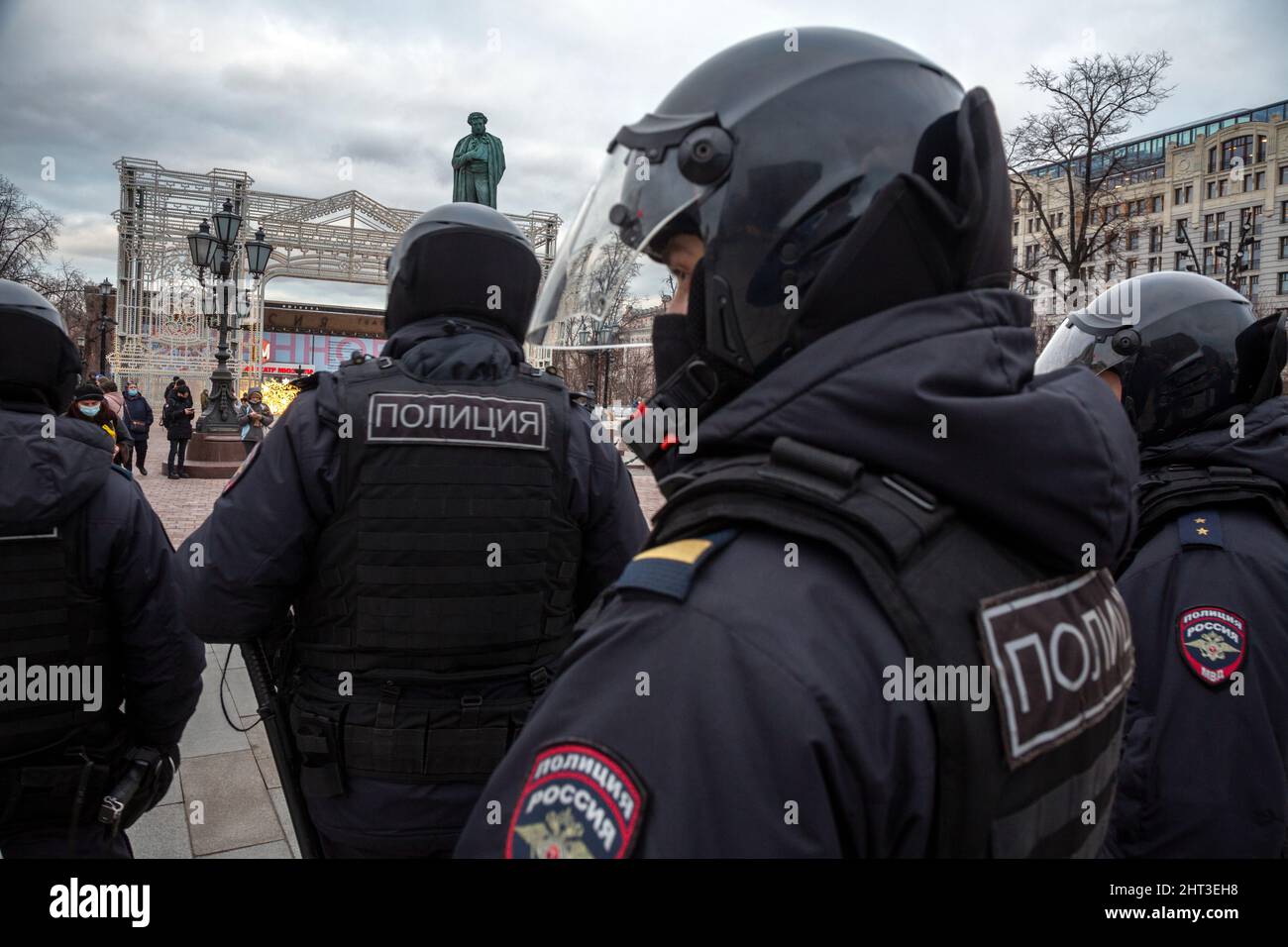 Moskau, Russland. 24.. Februar 2022: Polizeibeamte blockieren den Puschkinskaja-Platz, um eine Aktion gegen die russische Invasion in der Ukraine zu verhindern, in Moskau, Russland Credit: Nikolay Vinokurov/Alamy Live News Stockfoto