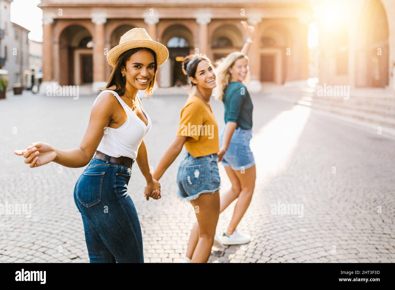 Junge Gruppe von glücklichen Frauen, die sich während der Sommerferien gemeinsam auf Italien amüsieren Stockfoto