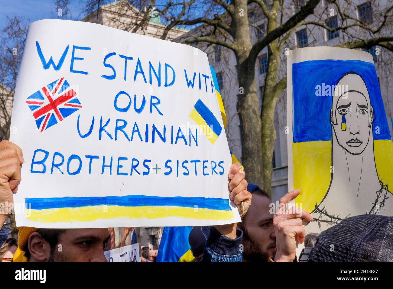 26.. Februar 2022: Ukrainische Staatsbürger und pro-ukrainische Anhänger versammeln sich in Whitehall, um gegen die russische Invasion in der Ukraine zu protestieren. London, Großbritannien Stockfoto