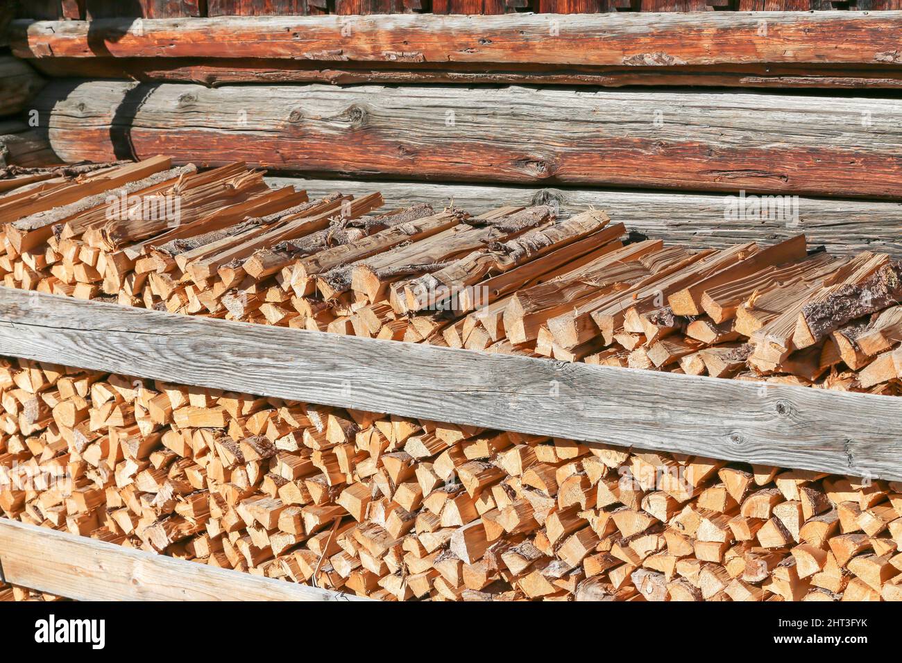 Vor dem Holzhaus gestapelte Holzstämme Stockfoto
