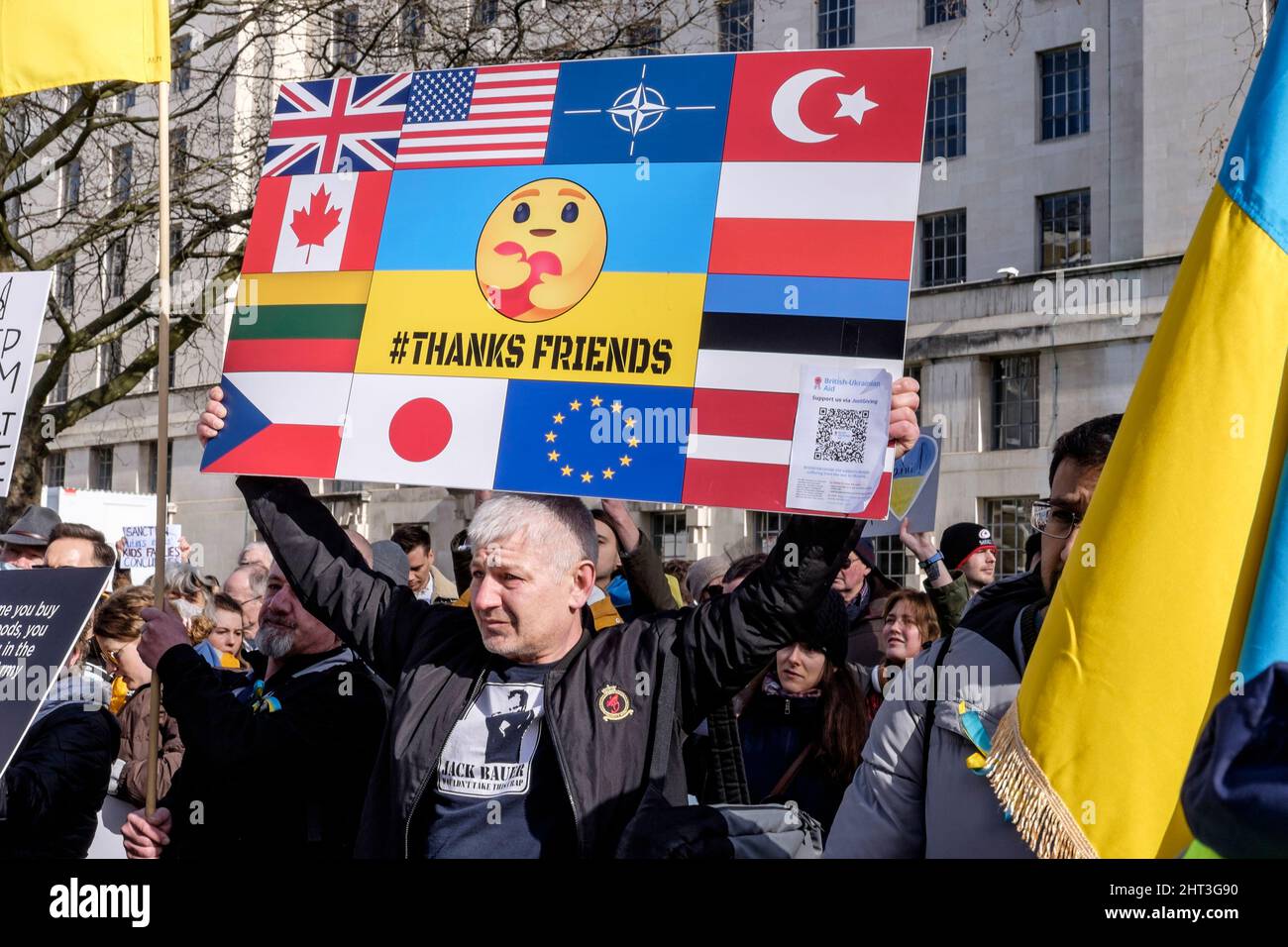 26.. Februar 2022: Ukrainische Staatsbürger und pro-ukrainische Anhänger versammeln sich in Whitehall, um gegen die russische Invasion in der Ukraine zu protestieren. London, Großbritannien Stockfoto