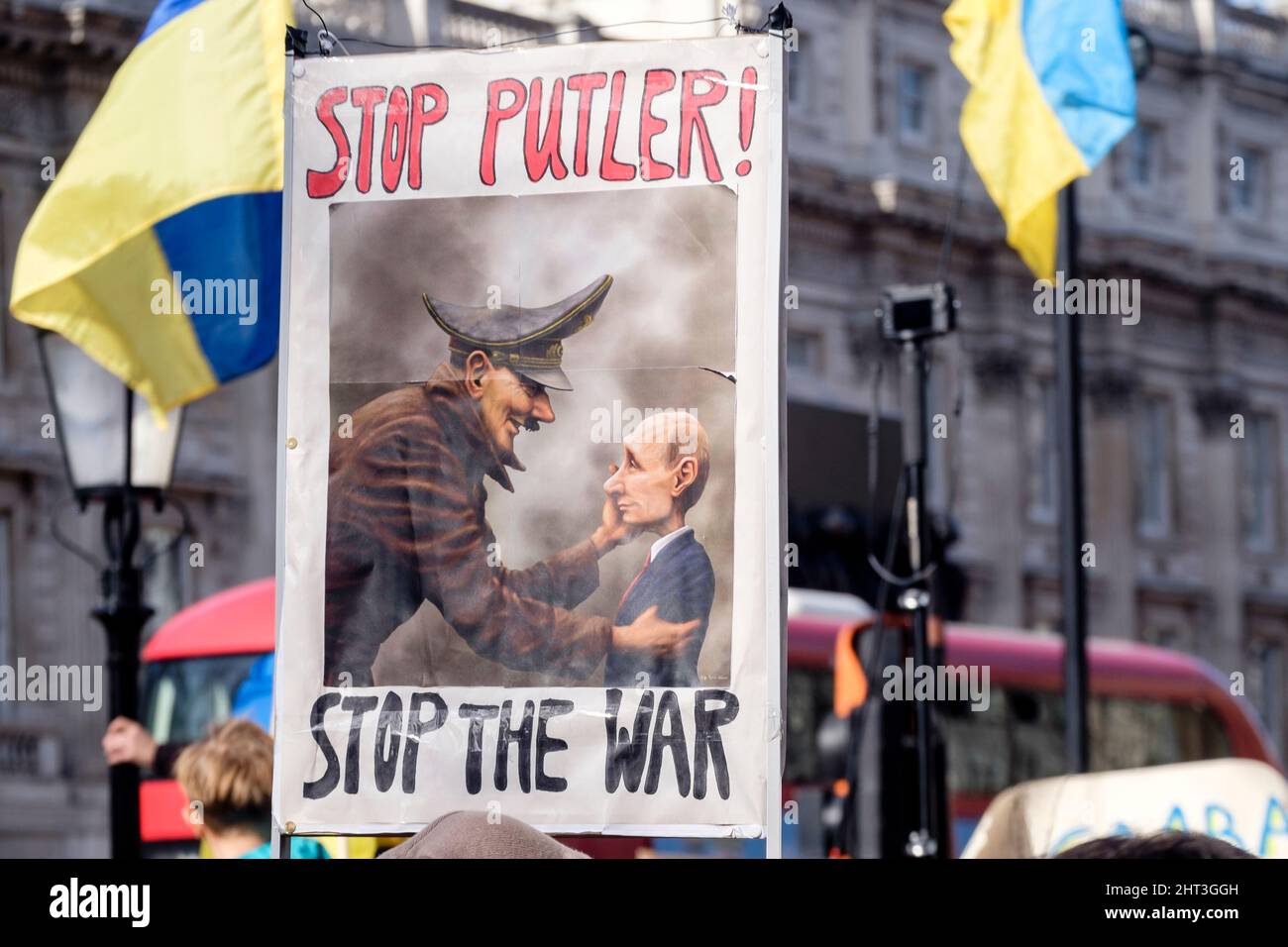 26.. Februar 2022: Ukrainische Staatsbürger und pro-ukrainische Anhänger versammeln sich in Whitehall, um gegen die russische Invasion in der Ukraine zu protestieren. London, Großbritannien. Im Bild: Ein Plakat mit dem russischen Präsidenten Putin und Adolph Hitler. Stockfoto