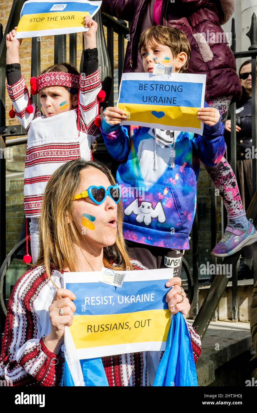 26.. Februar 2022: Ukrainische Staatsbürger und pro-ukrainische Anhänger versammeln sich in Whitehall, um gegen die russische Invasion in der Ukraine zu protestieren. London, Großbritannien Stockfoto
