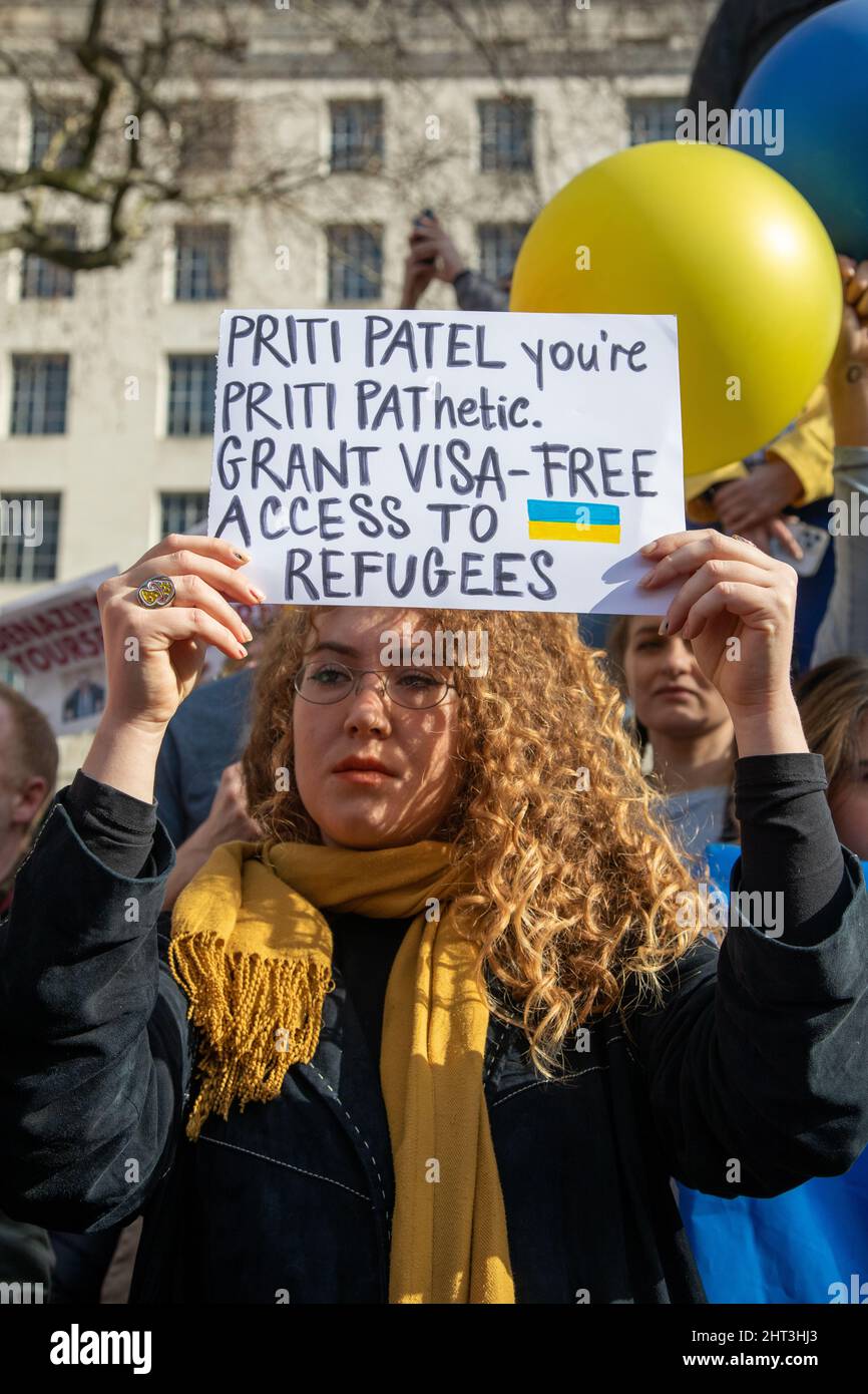 London, Großbritannien, 26.. Februar 2022 Eine Frau hält ein Zeichen, als sich Tausende in Whitehall versammelt haben, um gegen den jüngsten Angriff Russlands auf die Ukraine zu protestieren. Stockfoto