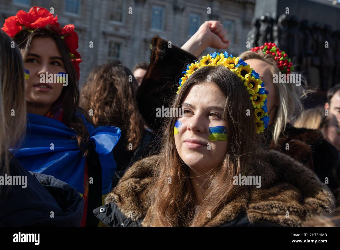 London, Großbritannien, 26.. Feb 2022 Ukrainische Frauen mit Blumen auf dem Kopf haben sich Tausenden von Ukrainern und Anhängern angeschlossen, die sich in Whitehall versammelt haben, um gegen den jüngsten Angriff Russlands auf die Ukraine zu protestieren. Stockfoto