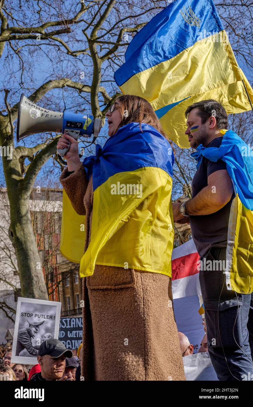 26.. Februar 2022: Ukrainische Staatsbürger und pro-ukrainische Anhänger versammeln sich in Whitehall, um gegen die russische Invasion in der Ukraine zu protestieren. London, Großbritannien Stockfoto