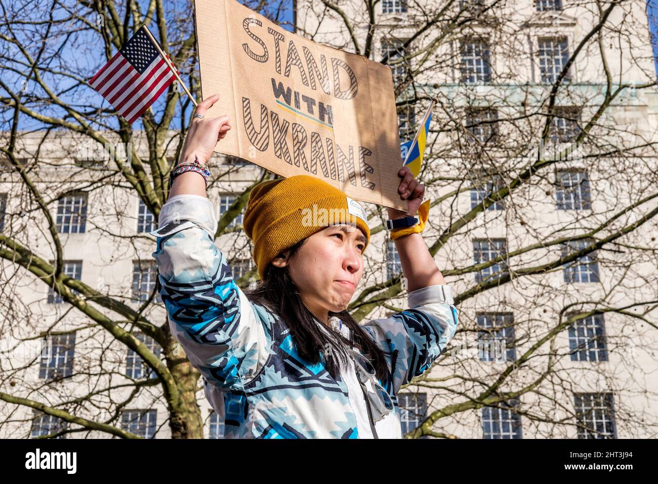 26.. Februar 2022: Ukrainische Staatsbürger und pro-ukrainische Anhänger versammeln sich in Whitehall, um gegen die russische Invasion in der Ukraine zu protestieren. London, Großbritannien Stockfoto
