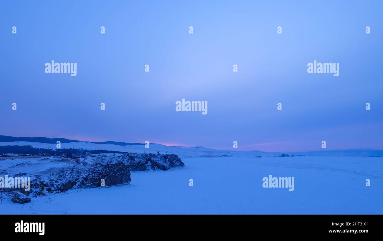 Eine schöne Aussicht auf eine Landschaft mit Schnee bedeckt Stockfoto