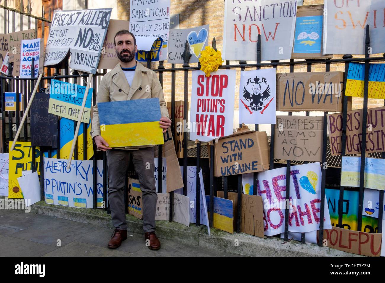 26.. Februar 2022: Ukrainische Staatsbürger und pro-ukrainische Anhänger versammeln sich in Whitehall, um gegen die russische Invasion in der Ukraine zu protestieren. London, Großbritannien. Im Bild: Nach der Kundgebung sind auf dem Geländer Plakate zu sehen. Stockfoto