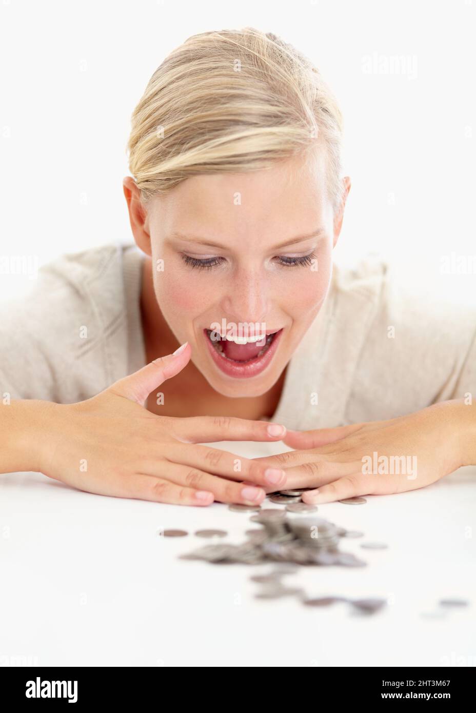 Es ist alles meins. Aufnahme einer schönen Frau, die vor ihr Münzen auf dem Tisch ansieht. Stockfoto