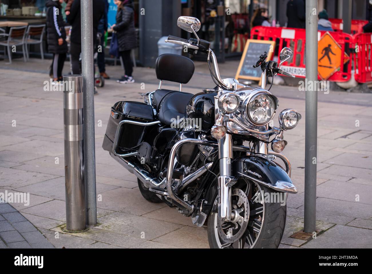 Motorradklassiker, Ansicht der Chopper-Motorräder, die auf der Straße geparkt sind, Limerick, Irland, 26,02,2022 Stockfoto