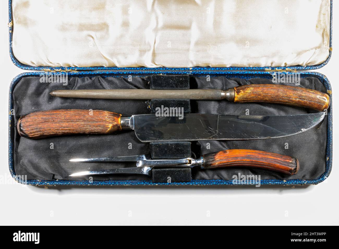 Ein antikes Küchensitzset mit Knochen- (möglicherweise Horn- oder Geweih-) Griffen, in einer Präsentationshülle. Anfang des 20.. Jahrhunderts. Stockfoto