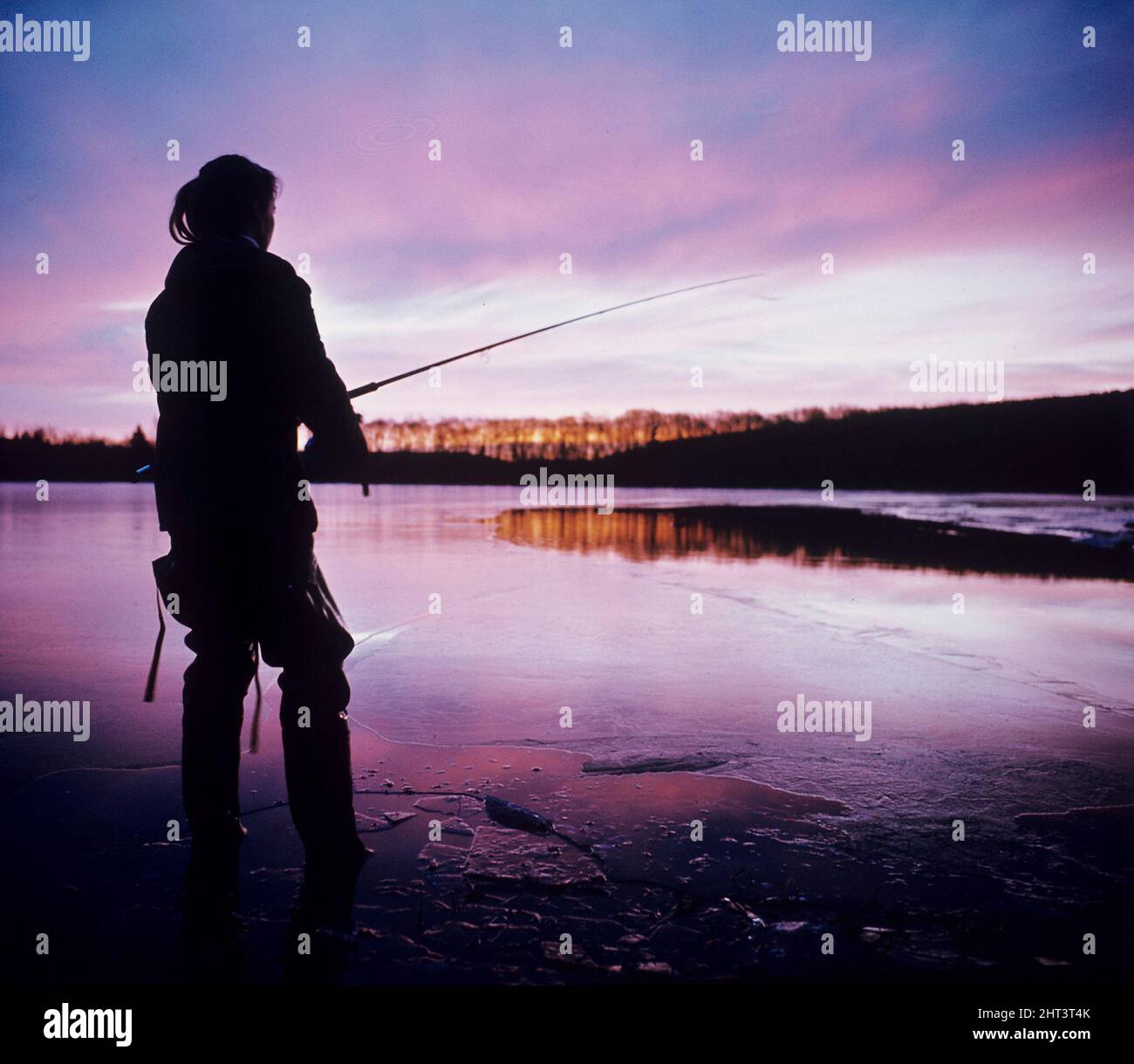 Frauen, die im Sonnenuntergang angeln Stockfoto