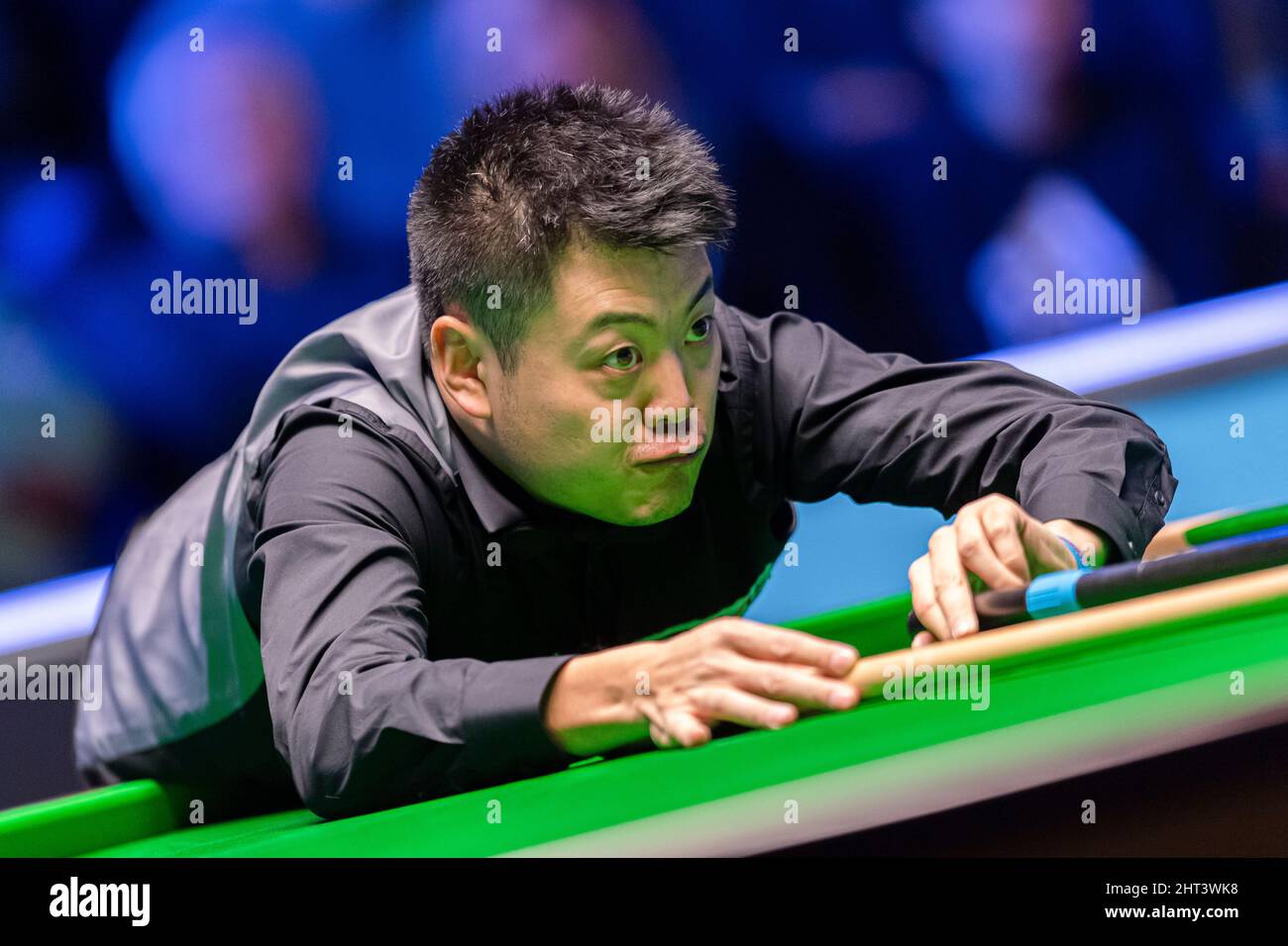 MILTON KEYNES, GROSSBRITANNIEN. 26.. Februar 2022. Ronnie O’Sullivan gegen Liang Wenbo im Halbfinale während der European Masters 2022 in der Marshall Arena am Samstag, den 26. Februar 2022 in MILTON KEYNES, ENGLAND. Kredit: Taka G Wu/Alamy Live Nachrichten Stockfoto