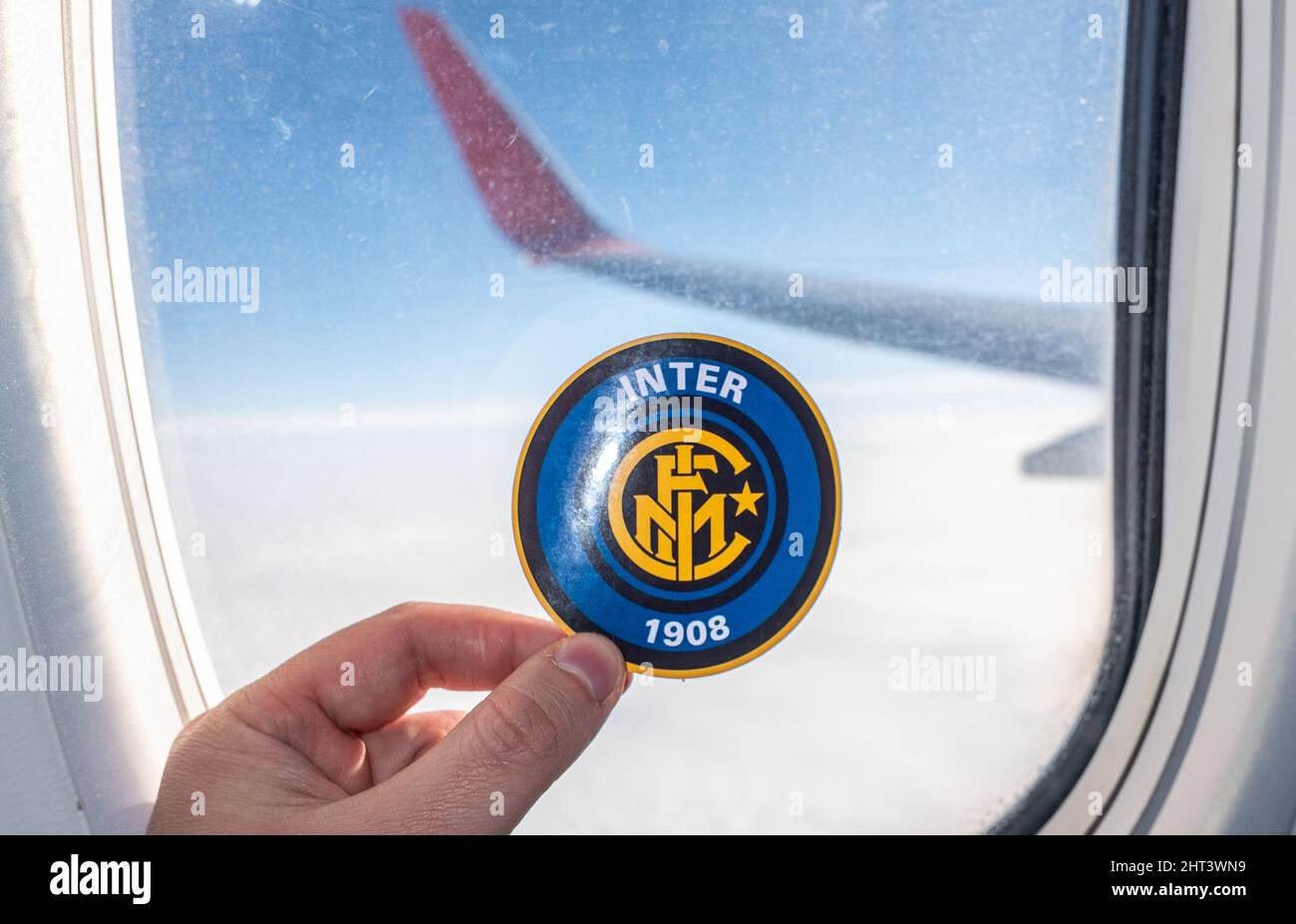 6. Dezember 2021. Mailand, Italien. Das Emblem des Fußballvereins Inter Mailand auf dem Hintergrund eines Flugzeugfensters. Stockfoto