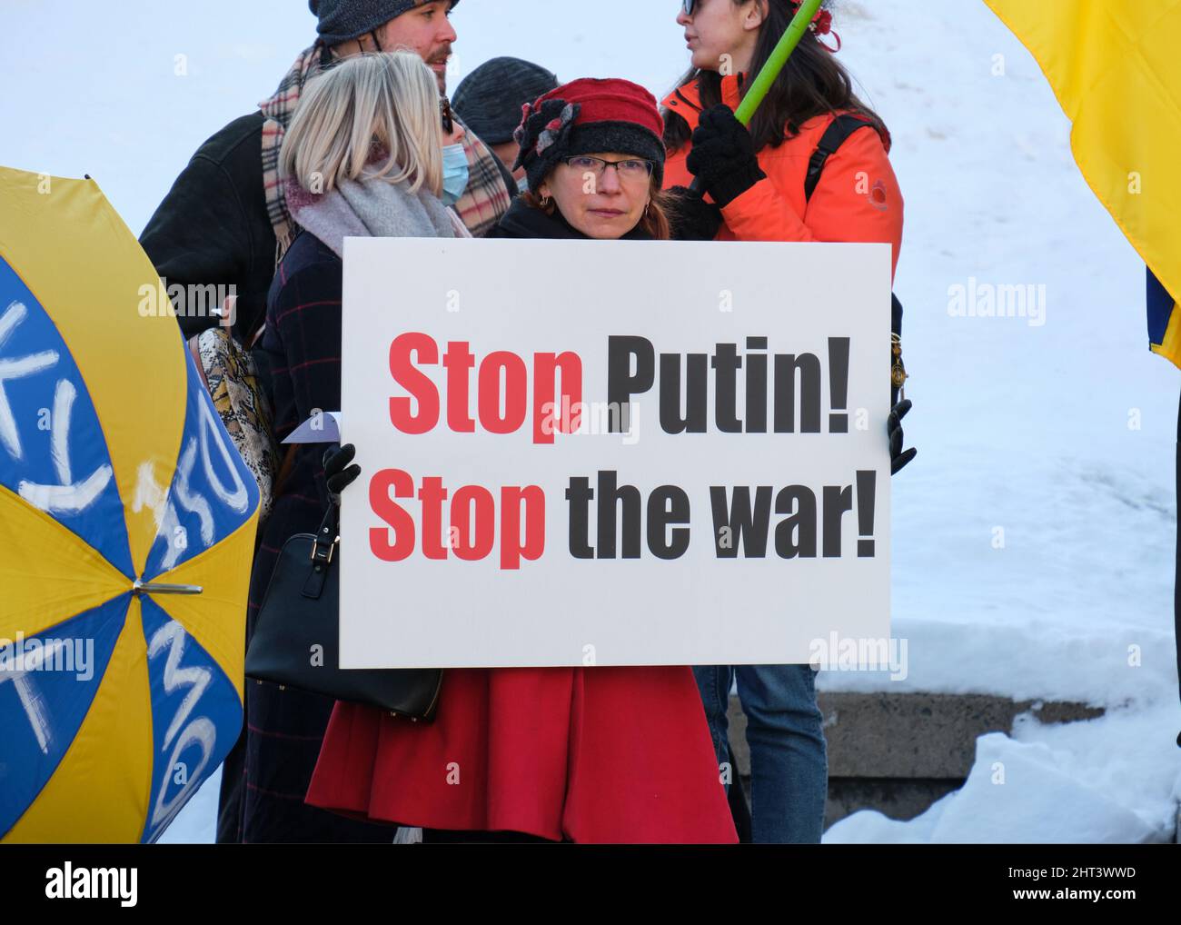 Halifax, Nova Scotia, Kanada. Februar 2022. Demonstrant mit einem Stop Putin-Zeichen versammelte sich ein Teil der Menschenmenge vor dem Rathaus, um gegen den Krieg in der Ukraine zu protestieren. "Stop Putin Stop the war" -Schild. Quelle: Meanderingemu/Alamy Live News Stockfoto
