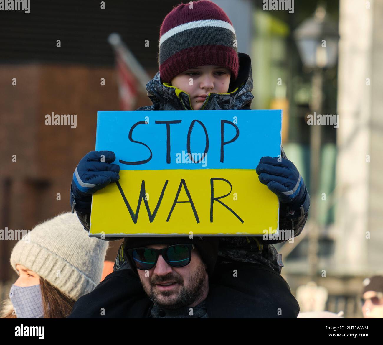 Halifax, Nova Scotia, Kanada. 26.. Februar 2022. Junger Protestler mit einem Stop-war-Schild, Teil der Menge, versammelten sich vor dem Rathaus, um gegen den Krieg in der Ukraine zu protestieren. Stockfoto