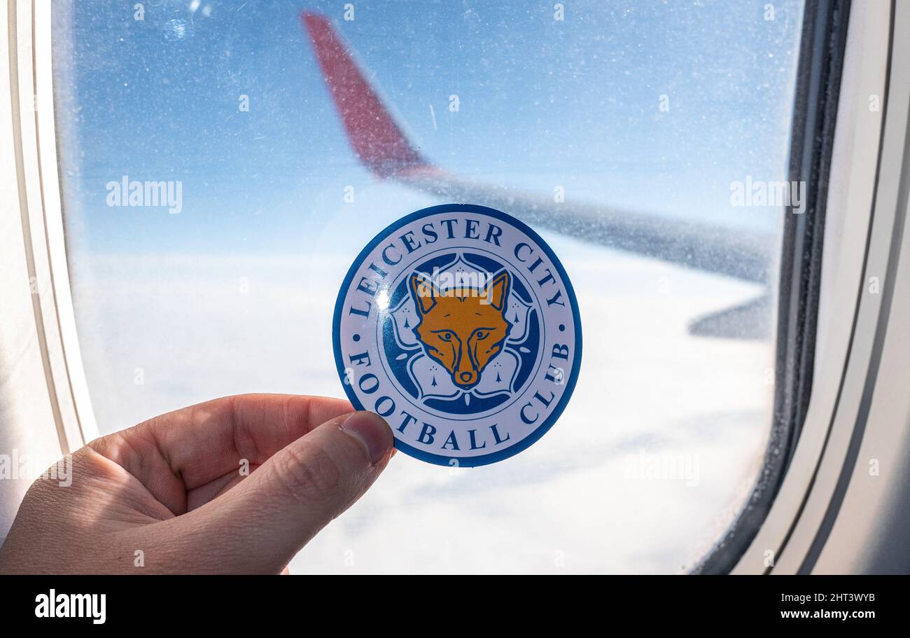 6. Dezember 2021. Leicester, Großbritannien. Das Emblem des Fußballvereins Leicester City F.C. auf dem Hintergrund des Flugzeugfensters. Stockfoto