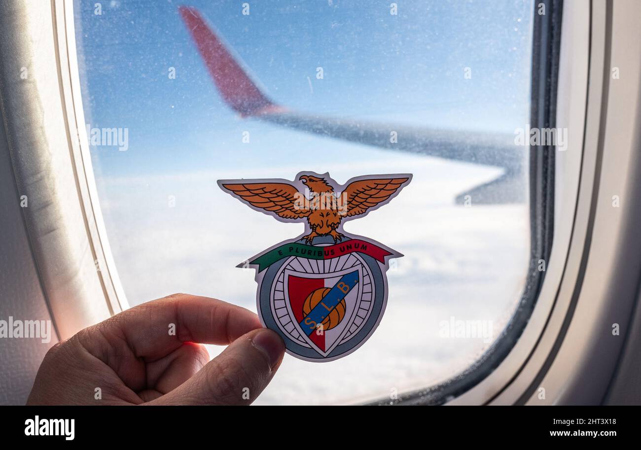 6. Dezember 2021. Lissabon, Portugal. Das Emblem des Fußballvereins S.L. Benfica auf dem Hintergrund eines Flugzeugfensters. Stockfoto