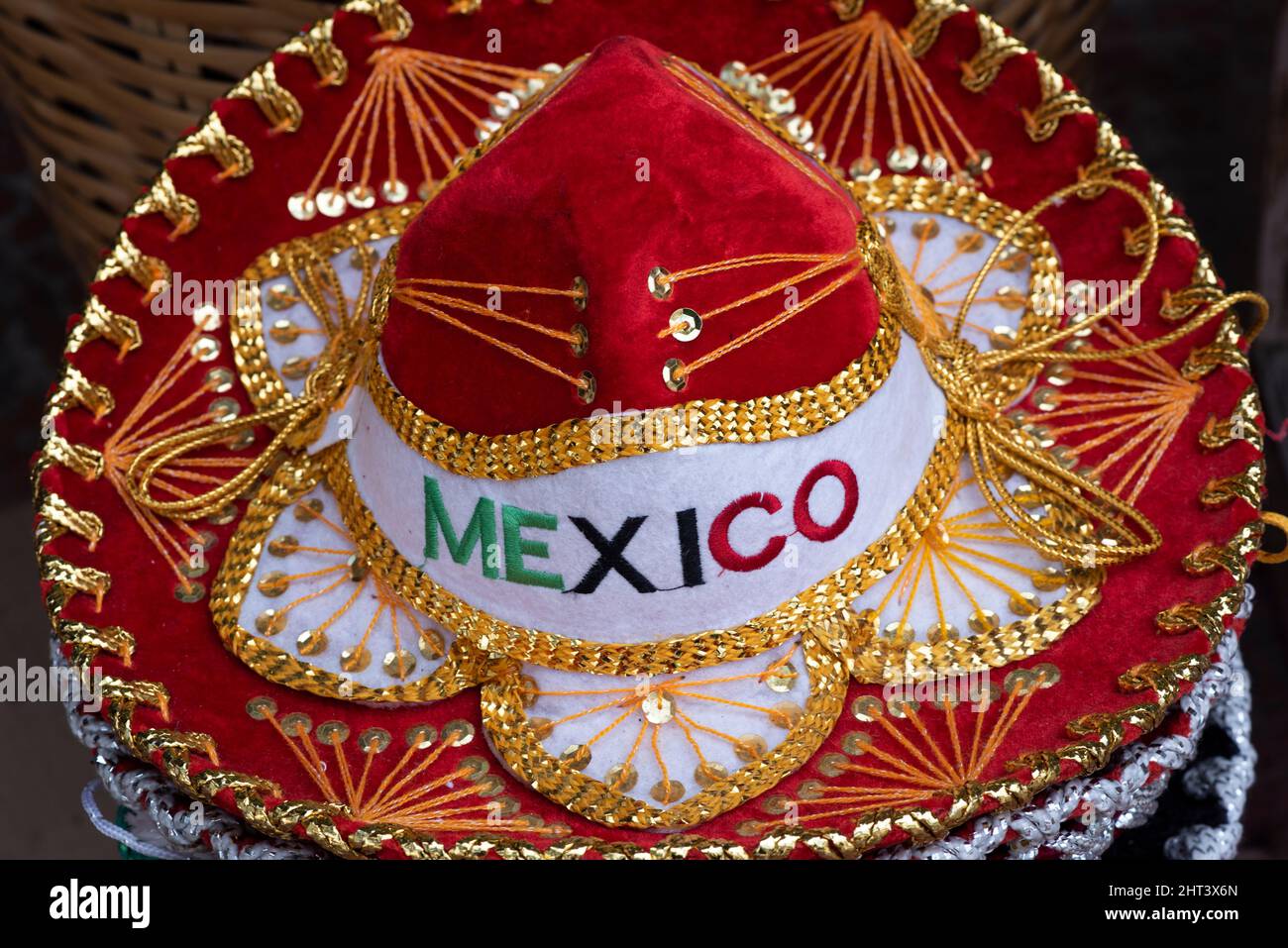 Nahaufnahme eines mexikanischen Sombrero mit der Aufschrift Mexiko, der als Souvenir für den Tourismus verkauft wird Stockfoto