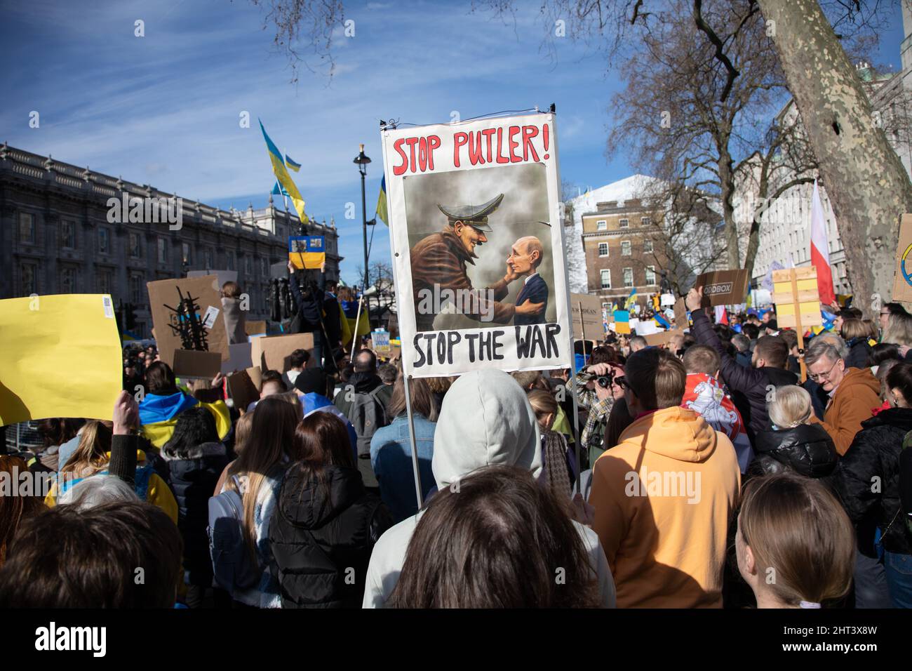 London, Großbritannien, 26.. Februar 2022 Tausende haben sich in Whitehall versammelt, um gegen den jüngsten Angriff Russlands auf die Ukraine zu protestieren. Stockfoto