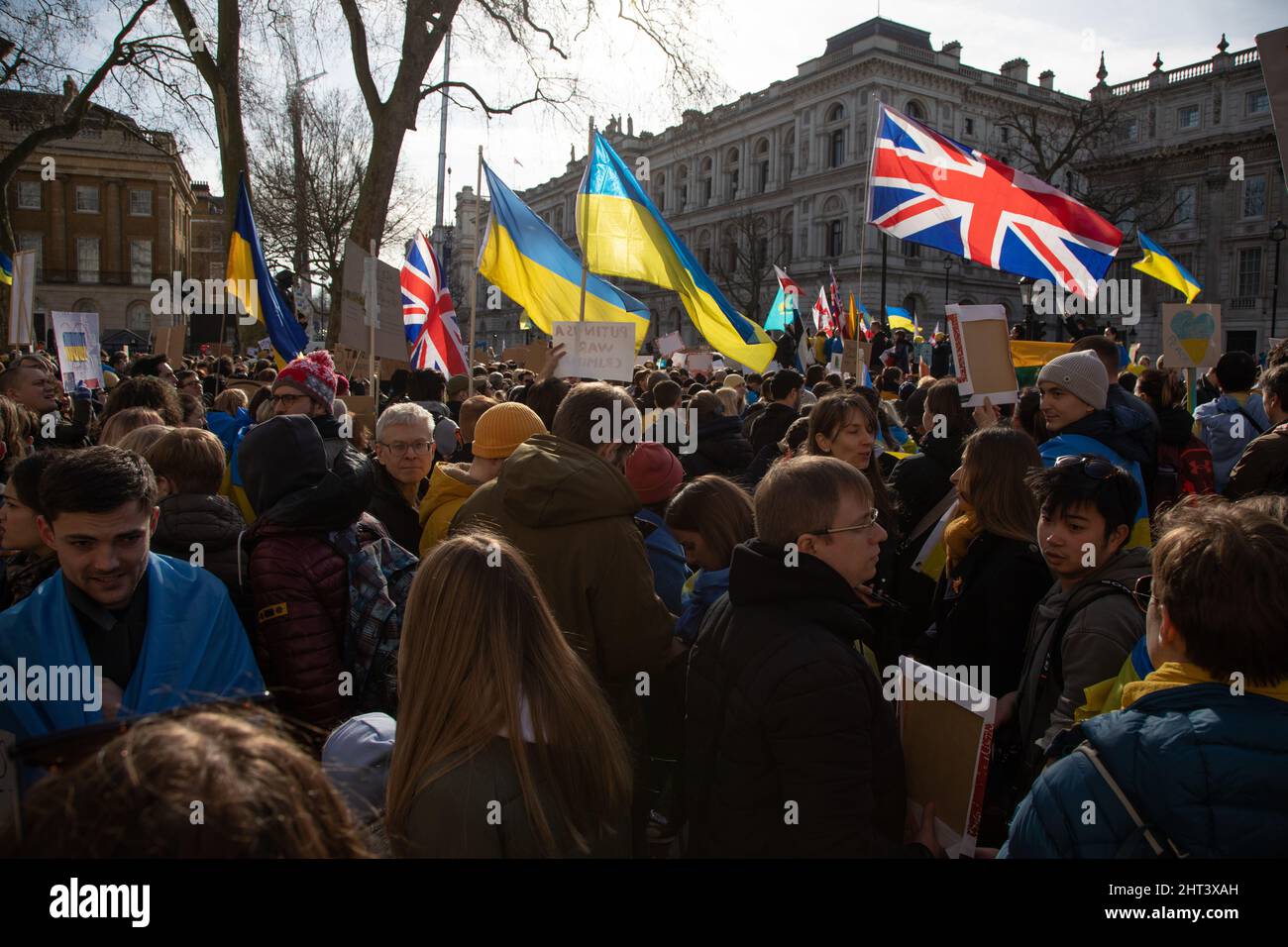 London, Großbritannien, 26.. Februar 2022 Tausende haben sich in Whitehall versammelt, um gegen den jüngsten Angriff Russlands auf die Ukraine zu protestieren. Stockfoto