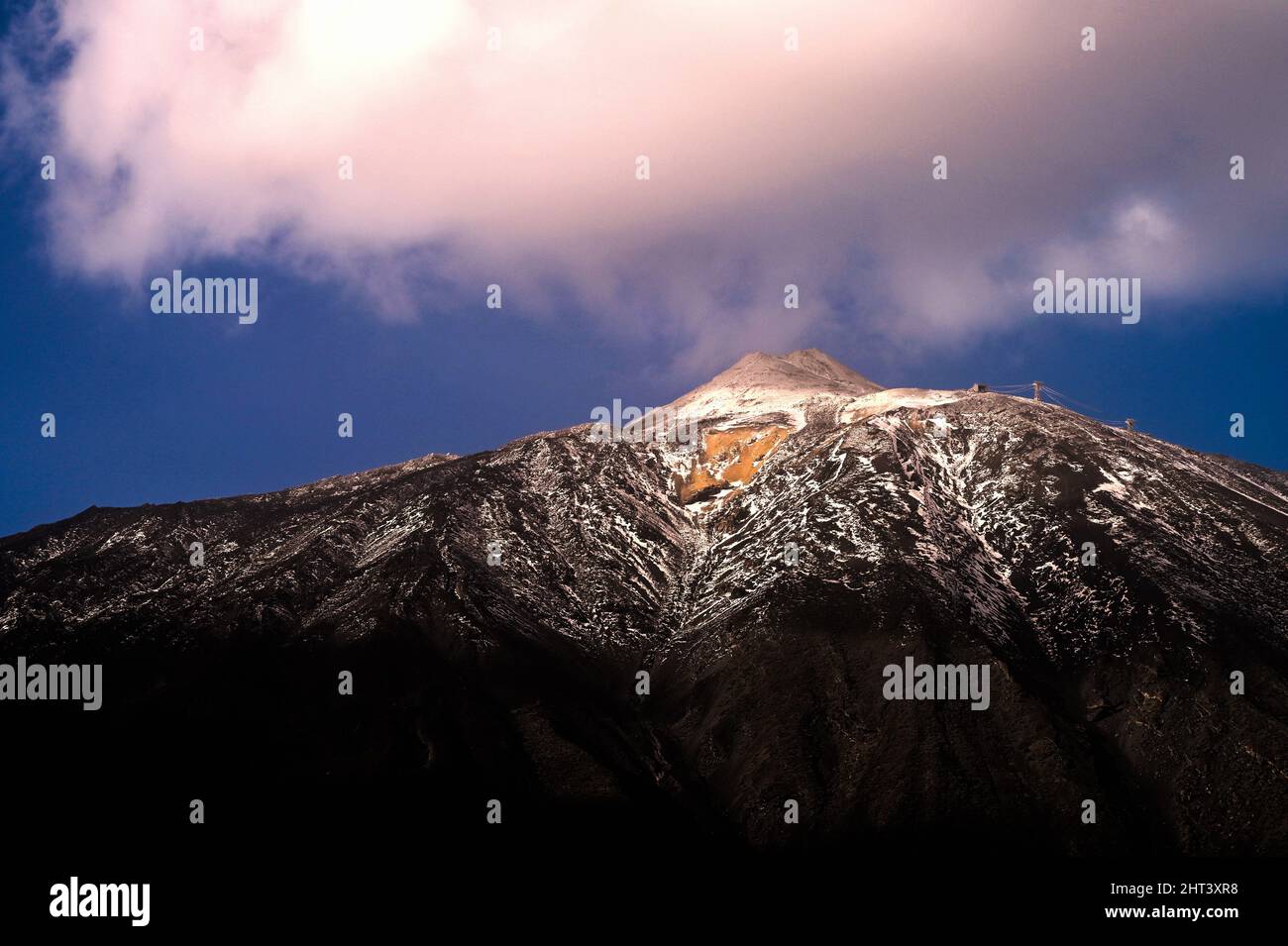 Teide Nationalpark, Teneriffa, Kanarische Inseln, Spanien, die vulkanische Landschaft und der blaue Himmel Stockfoto