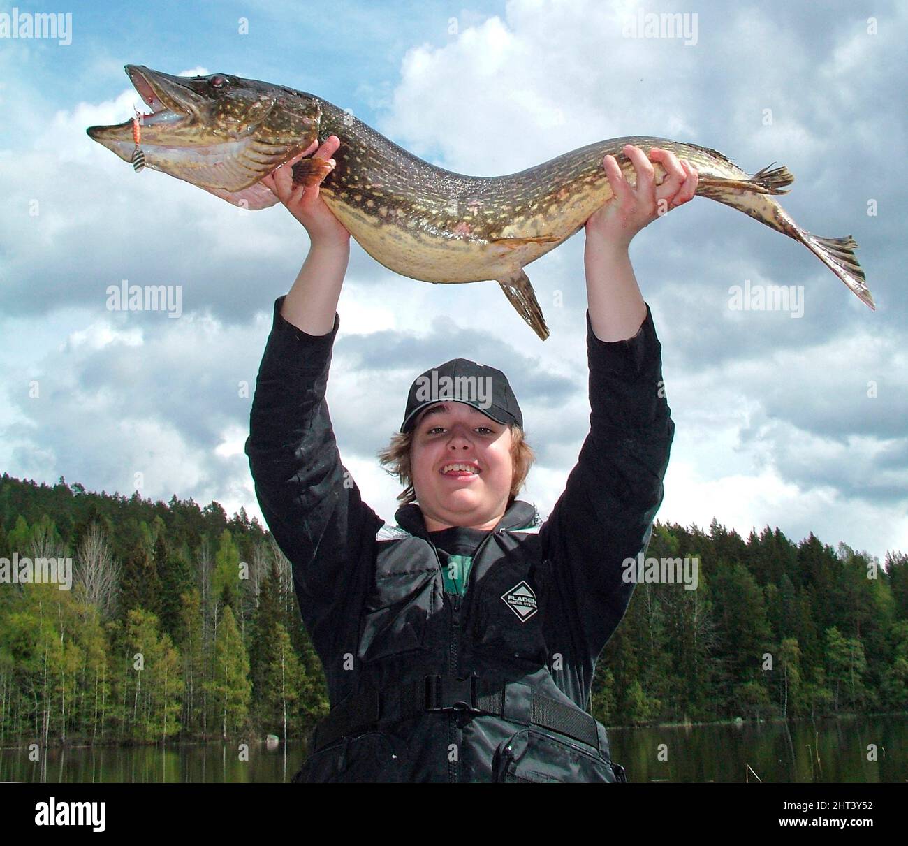 Stolzer Fischer mit großem Hechtfang Stockfoto